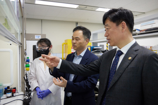 오태석 과기정통부 차관이 20일 심플렉스를 방문해 인공지능을 활용한 신약개발 플랫폼에 대해 설명을 듣고 있다.  과기정통부 제공